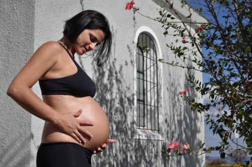 woman suffering from itching during pregnancy