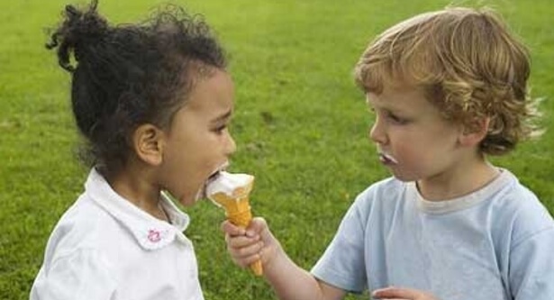 Children sharing an ice cream cone