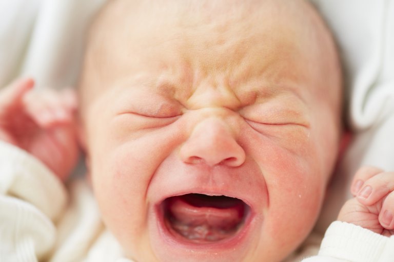 baby græder i sengen