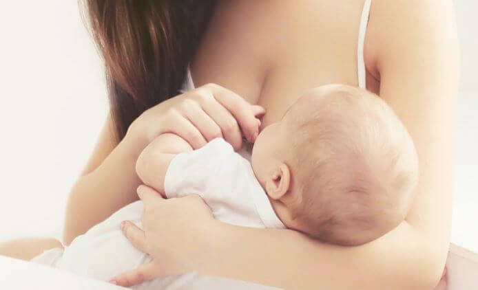 Mor ammer baby som en del af pasning af nyfødte