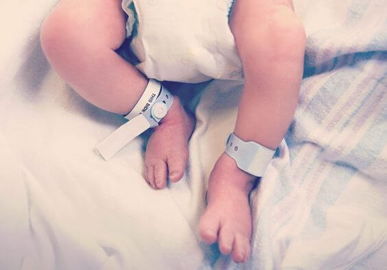 newborn baby's feet in hospital