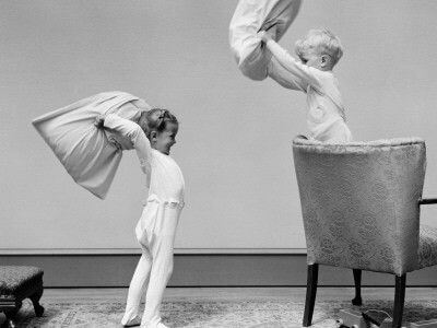 Kussengevecht tussen twee kinderen