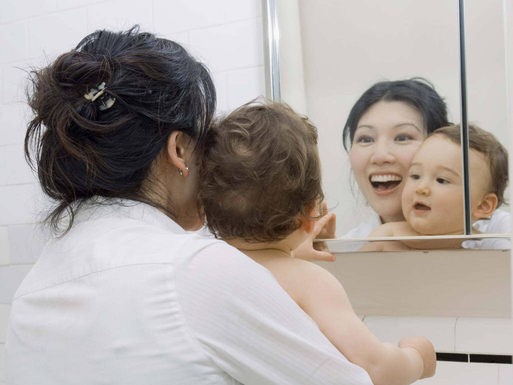 benefits of playing with your baby in front of a mirror
