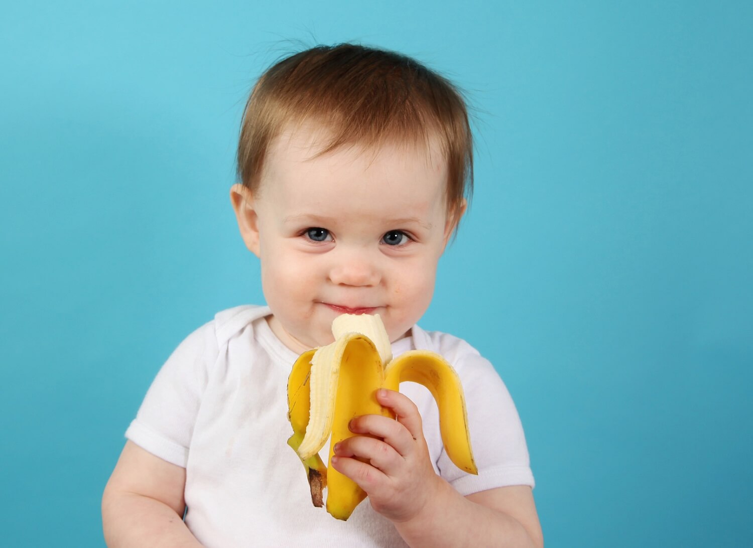 Bebis som äter banan
