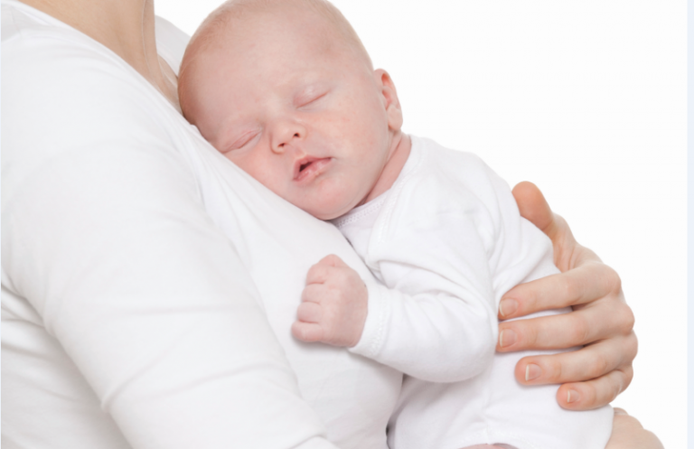 baby der sover i sin mors favn