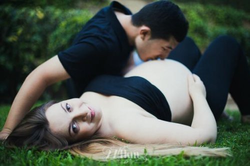 man kissing belly of a pregnant woman