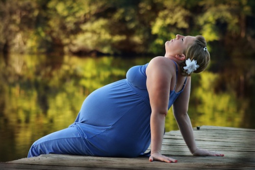 Zwangere vrouw aan het zonnebaden
