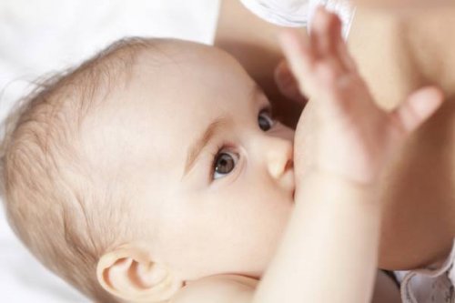 making eye contact with your baby while breastfeeding