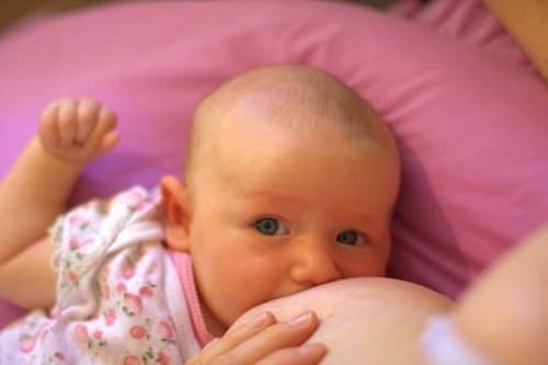 making eye contact with your baby while breastfeeding
