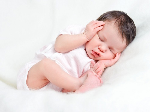 baby with healthy sleep habits