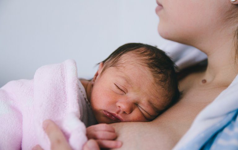 Relatives: Don't Hold the Newborn Baby Before the Mother After Delivery
