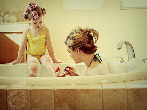 mom and her daughter in the bathtub 