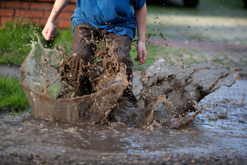 how to contract worms in children
