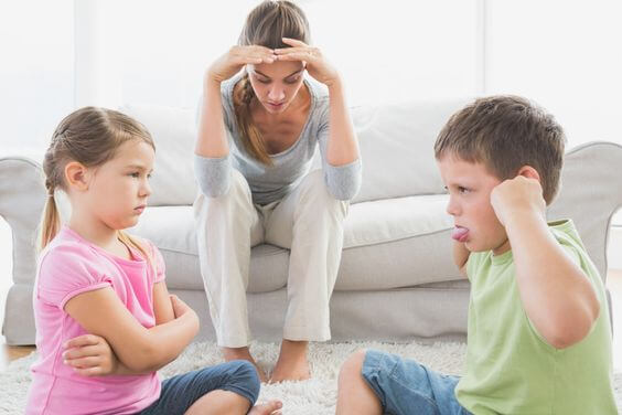 stressad mamma med barn