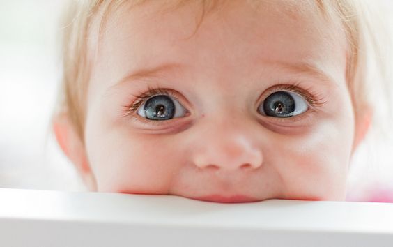 tecken på att ditt barns första tand håller på att dyka upp