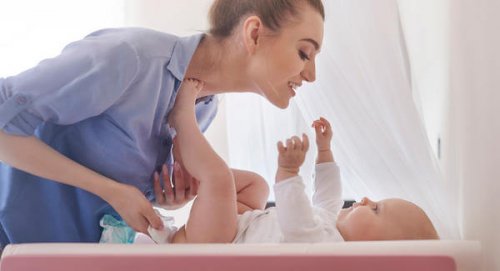 How to Keep Babies Calm when Changing Diapers