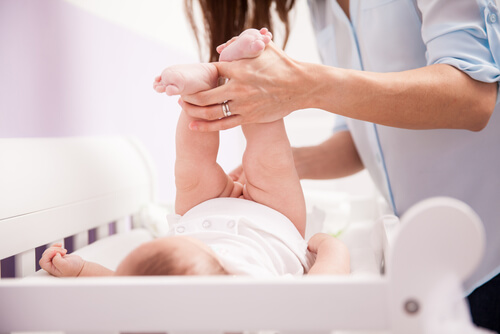 How to Keep Babies Calm when Changing Diapers