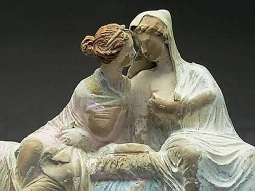 statue af to kvinder der kigger intenst på hinanden