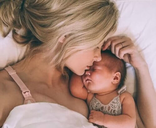 mom sleeping with newborn baby