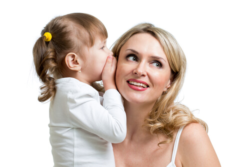 barn der hvisker ind i øret på mor