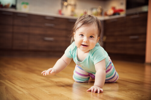 en 7 måneder gammel baby der kravler