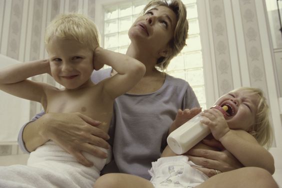 stressad mamma med två småbarn