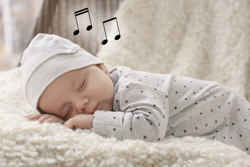 Bebis som sover med toner ovanför sig