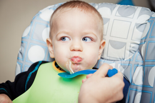 baby der bliver madet med en ske