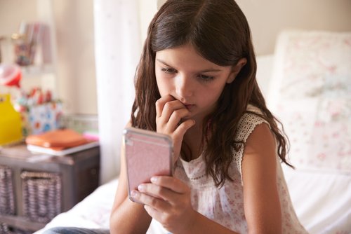 girl with cellphone
