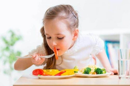 lille pige der spiser grøntsager