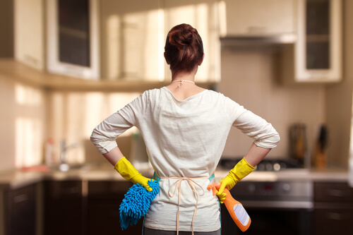 kvinde der er klar til at gå i krig med rengøring