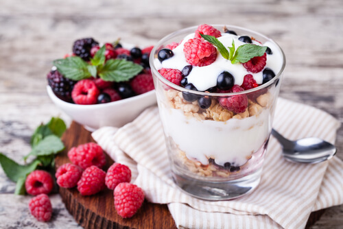 yoghurt med frugt og granola