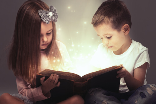 to børn der læser en magisk bog