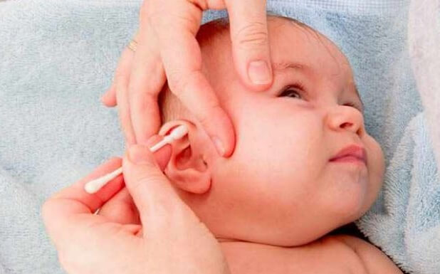 baby der får renset sit øre med en vatpind
