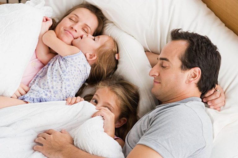 familie der putter sammen i seng