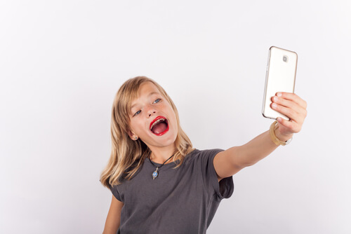 Egocentriska stadier: flicka tar selfie