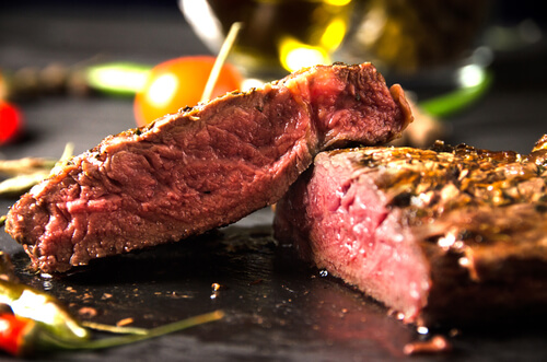 overskåret steak der er meget rød indeni