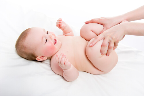 voksen der leger med en babys ben