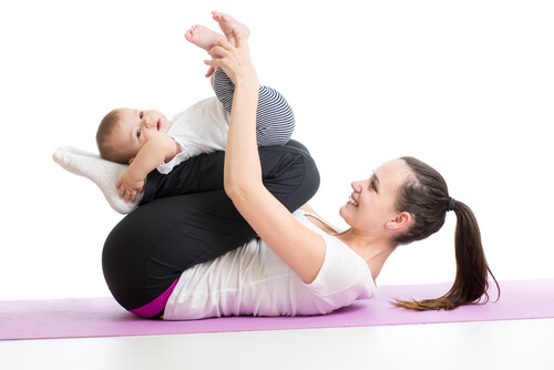 baby der ligger på mors skinneben