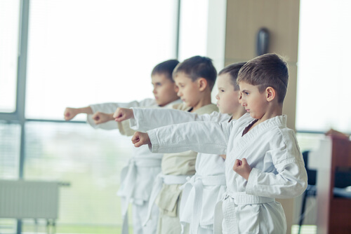 børn der øver taekwondo