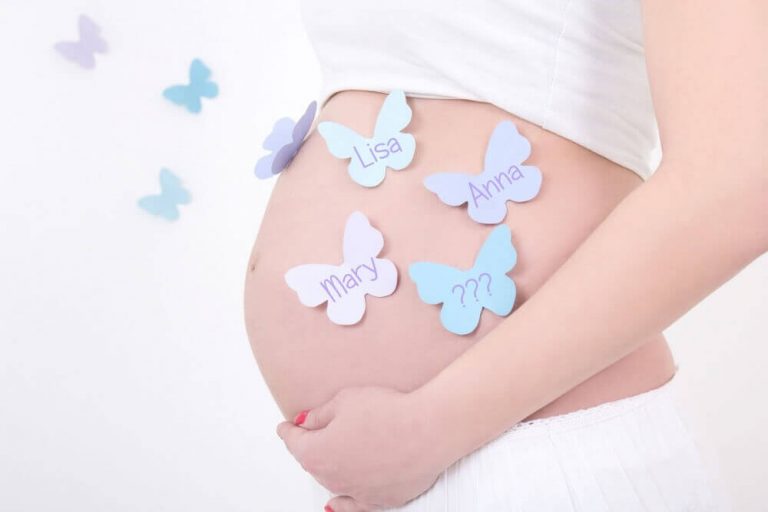gravid mave med sommerfuglesedler med navne