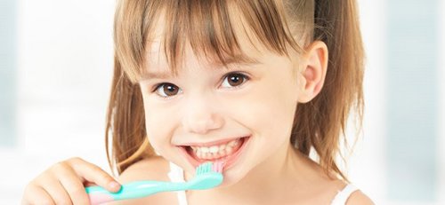 lille pige der børster tænder