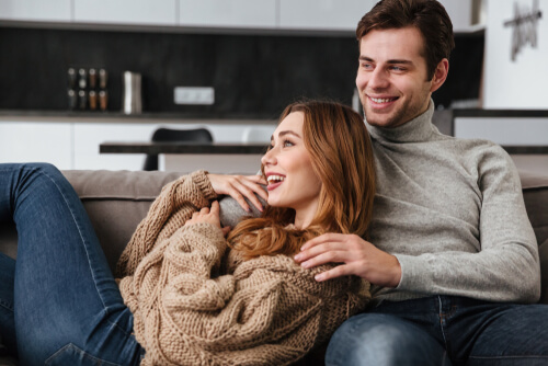 mand og kvinde der sidder i sofa