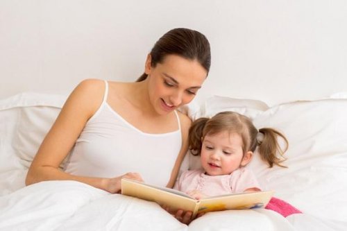 mor der læser for sin datter 