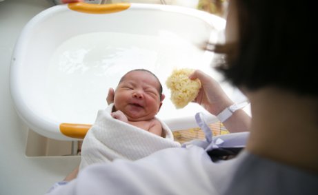 baby der bliver skrubbet med en svamp