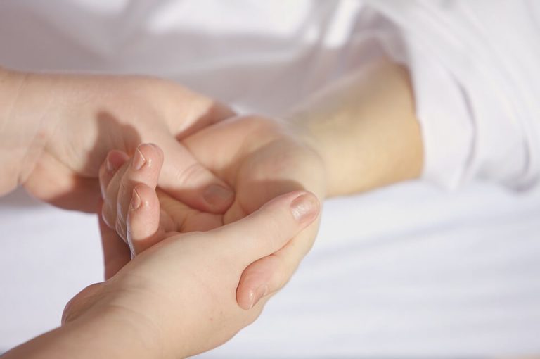 barn der får håndmassage
