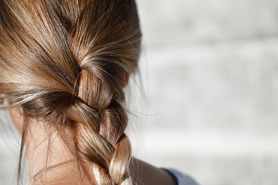 8 Simple Hairstyles for Moms with No Time