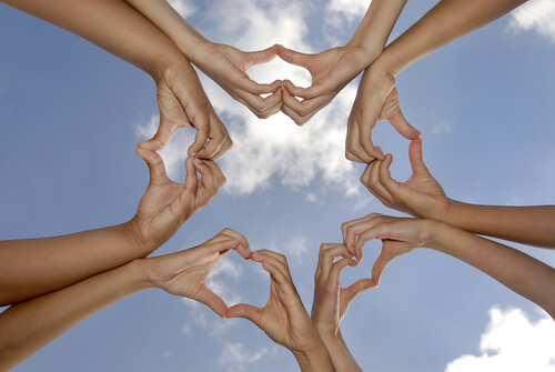 hænder der former hjerter mod himlen