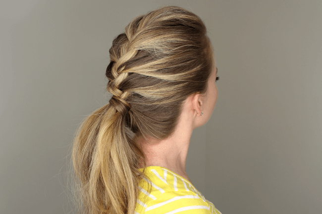 8 Simple Hairstyles for Moms with No Time