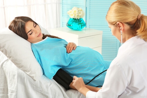 gravid kvinde der får målt blodtryk